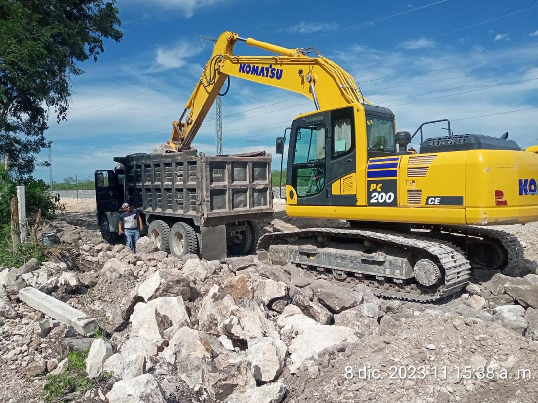 Carga de escombro a camión de volteo con excavadora