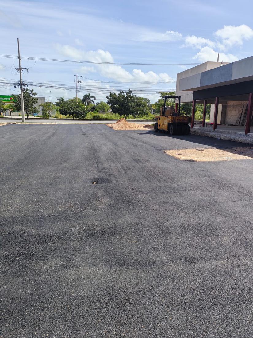 Rodillo compactador sobre la base preparada