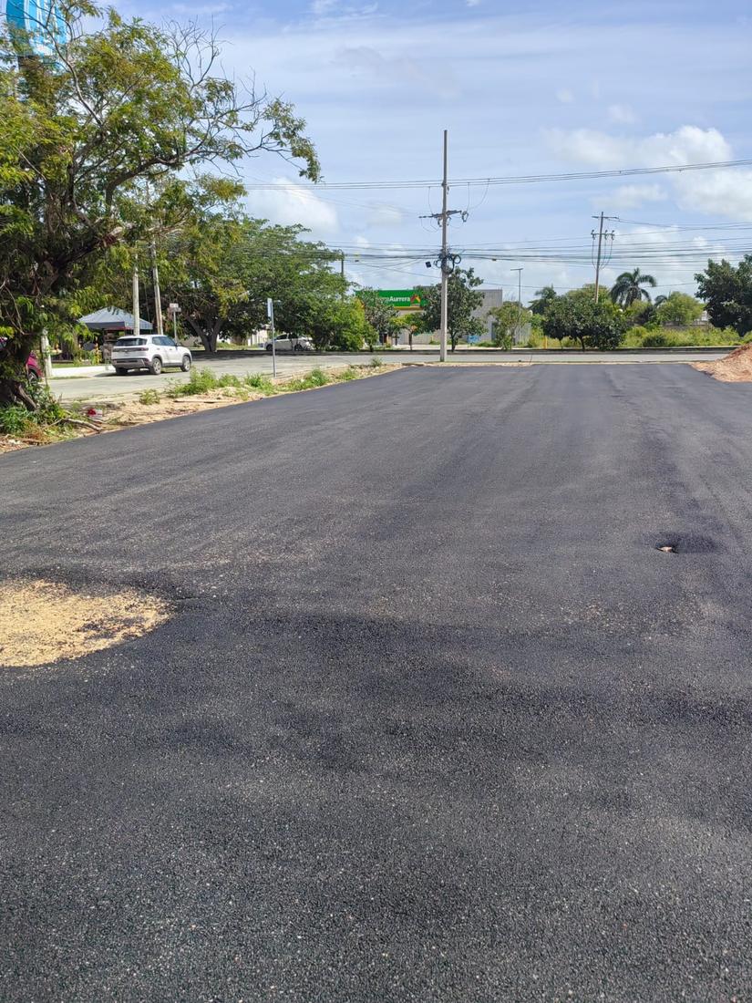 Superficie vial terminada junto a la obra en proceso